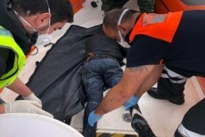 Se elevan a 19 los cadáveres aparecidos en Los Caños de Meca de la patera que zozobró