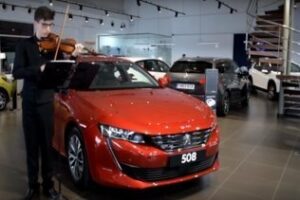 Adrián Morales ofrece un recital en directo en AMI Peugeot (video)