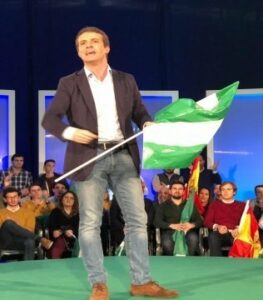 Pablo Casado justifica su campaña con todo lo que haga falta para ayudar a Juanma Moreno