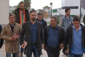 Santiago Abascal protagoniza la visita electoral de Vox a las calles de Los Barrios