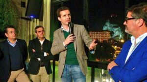 Pablo Casado explica su propuesta de retirada de la Verja a empresarios linenses