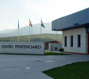 Un preso de Botafuegos agrede a seis funcionarios en Algeciras