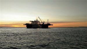 El barco más grande del mundo, el Pioneering Spirit, hace escala en el puerto de Algeciras