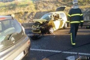 Colisión frontal entre dos vehículos en Tarifa