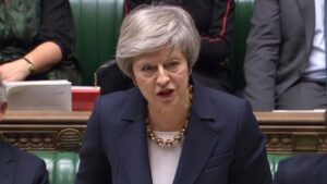 May aplaza la votación del 'Brexit' y la UE dice que no negociará el acuerdo