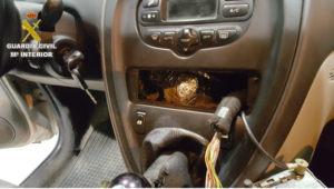 Localizados 24 kilos de hachís en el salpicadero de un coche