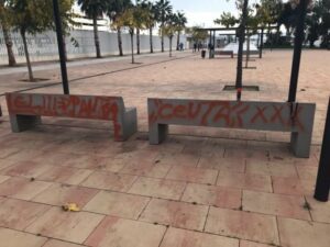 Sorprendido un joven que hacía pintadas en el entorno de la estatua de Paco de Lucía