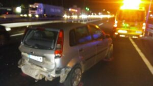 Un camión golpea a tres coches y pasa de largo en un accidente en la A-7