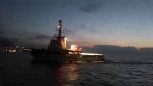 El barco Open Arms llega a Algeciras con polémica y más de 300 migrantes a bordo