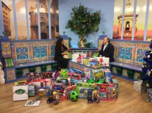 El alcalde colabora con la campaña solidaria de recogida de juguetes de Onda Algeciras Televisión