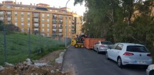 La delegación de limpieza lleva a cabo la retirada de escombros en la calle San Luis