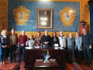 El alcalde entrega los reconocimientos concedidos por APYMEAL