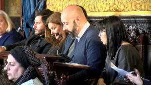 IU se interesa por las consecuencias para el comercio de un posible traslado de Zara