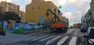 El Ayuntamiento repone contenedores de basura en la barriada de La Bajadilla