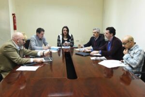 Laura Ruiz dirige la primera reunión de la comisión Educando en buenos tratos"