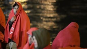 Dos pateras tipo toy" interceptadas con 17 personas a bordo