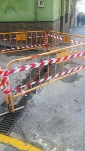 Emalgesa restituye una rejilla en la calle Santa Isabel, en La Bajadilla