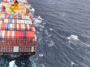 La Guardia Civil evita "in extremis" que un buque embista a una patera