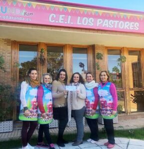 Ruiz entrega al CEI Los Pastores el premio a  la Mejor vestimenta escolar Entremares 2018"