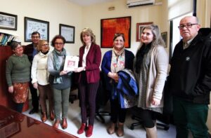 Pintor recibe la memoria del curso del Aula Universitaria de Mayores Iulia Traducta"