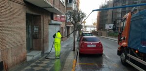 Algesa lleva a cabo la limpieza de aceras y carreteras en Algeciras