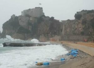 El temporal arrastra unos 30 fardos de droga hasta Camp Bay