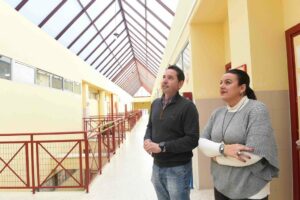 Ruiz comprueba que las obras del nuevo lucernario en el CEIP Mediterráneo avanzan a buen ritmo