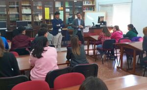 Rodríguez Ros oye las propuestas e inquietudes de los jóvenes del instituto Isla Verde