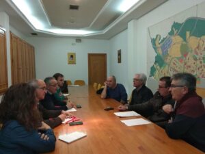 Los comerciantes del mercadillo trasladan al PSOE su demanda de una bajada de tasas