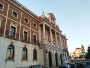 Dos detenidos con 2.400 kilos de hachís en el Estrecho huyen saltando desde un tercer piso en la Aduana de Cádiz