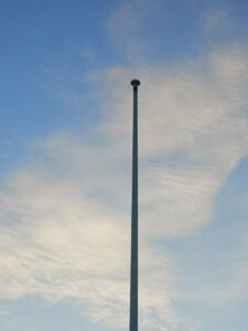 La Voz de Algeciras denuncia la ausencia de bandera de España en la plaza de la Constitución