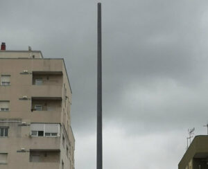 Denuncian que el Ayuntamiento no instala las luminarias de la calle Jacinto Benavente