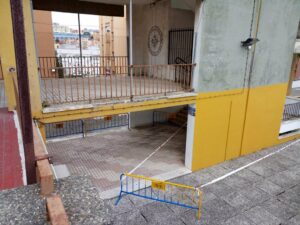 La UNED se queda con un único acceso hasta que el Ayuntamiento no repare los desperfectos