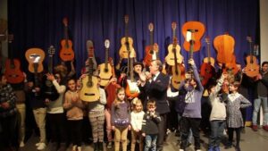 Las 'guitarras al cielo' por Paco de Lucía regresan este viernes a la escuela Sánchez Verdú