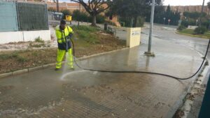 ALGESA lleva a cabo labores de limpieza en la calle Cabo Creus del Rinconcillo