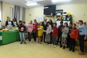 El alcalde celebra el Día de Andalucía con los escolares del Colegio Mediterráneo