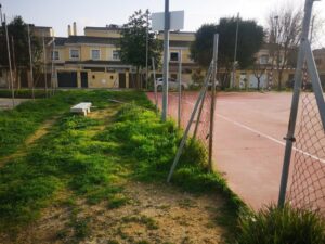 La Voz de Algeciras exige el adecentamiento de las pistas polideportivas de la calle Martín Pescador.