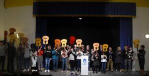 La escuela Sánchez Verdú rinde su homenaje a Paco de Lucía alzando las guitarras al cielo