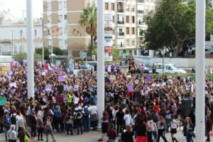Miles de personas respaldan la huelga feminista por las calles del centro de Algeciras