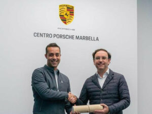 El centro Porsche Marbella elige al pintor algecireño Víctor Jerez como su primer embajador