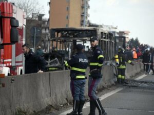 Un conductor en Italia prende fuego a un autobús con 51 estudiantes en su interior,Tenemos el vídeo