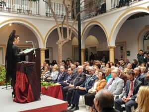 Patricia Cardoso pronuncia una emotiva exaltación de la saeta en el edificio La Escuela