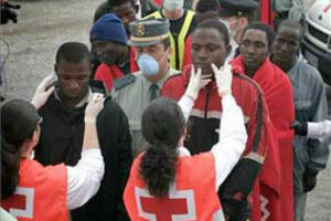 Rescatados 12 inmigrantes de origen subsahariano en una patera en el Estrecho