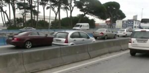 Un aparatoso accicente entre un camión, tres vehículos y una motocicleta colapsa el acceso norte