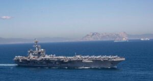 LA IMAGEN DEL DÍA: El Abraham Lincoln pasa por el Estrecho de Gibraltar