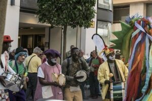 Pasacalles por el centro de Algeciras para estrenar la nueva extensión del Festival de Cine Africano