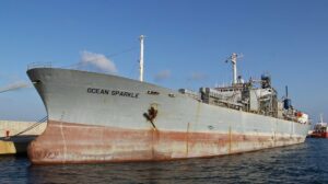 Fomento saca a subasta dos barcos 'pirata' fondeados en el puerto de Algeciras