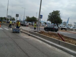Un hombre es sorprendido robando la tierra de las nuevas medianas del Paseo Marítimo