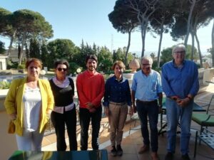 Sergio Pelayo (C,s) analiza con Andalucía Bay el estado de las conexiones por tren