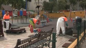 Denuncian que los niños sufren descargas de electricidad estática en el parque infantil de la Feria